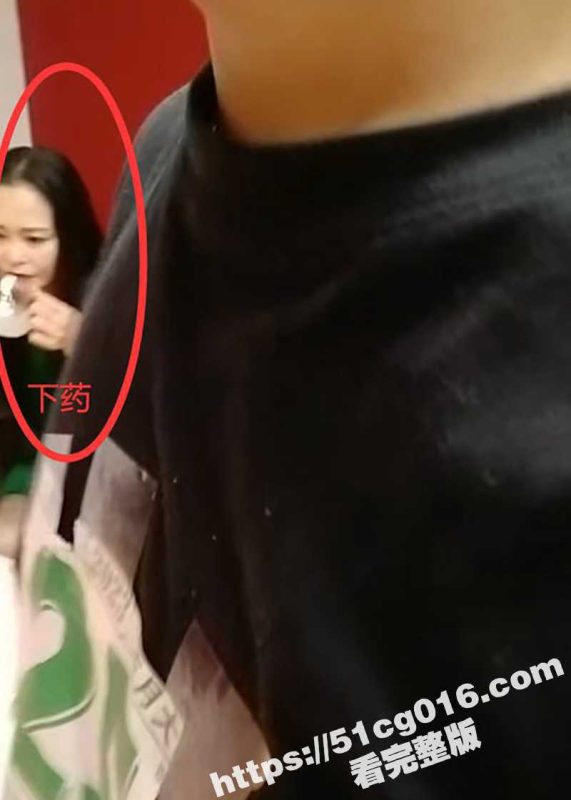 炸裂乱伦 变态儿子给自己亲妈下药 掏出奶子猛吸 撕开风骚妈妈的黑丝袜 对着肥穴一顿疯狂爆操-51吃瓜网