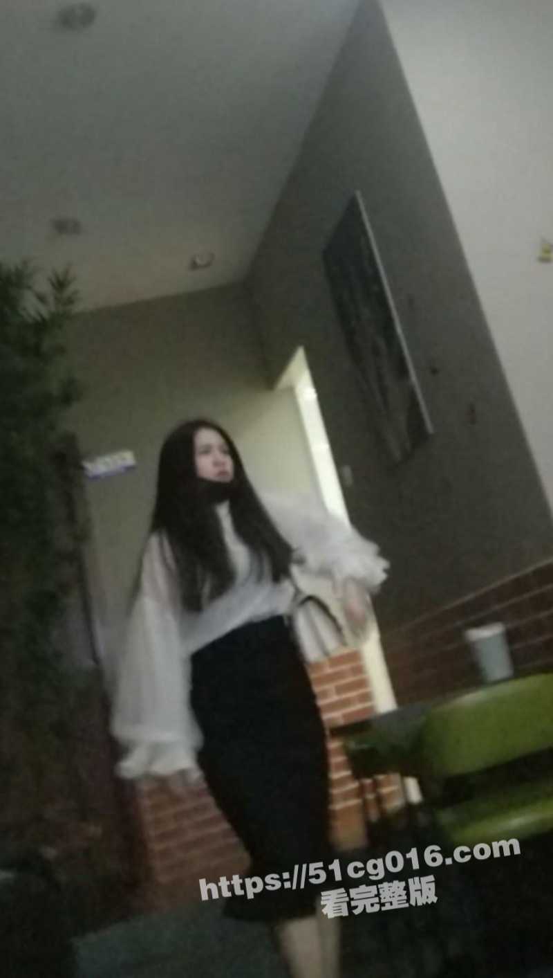 厕所偷拍有惊喜!年轻妹子看片来感觉了 跑到厕所偷偷自慰 视频流出! - 51吃瓜网-51吃瓜网