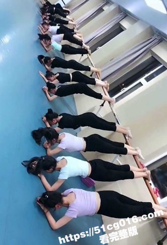 芭蕾舞舞蹈生为赚快钱下海售卖自己的大尺度私拍！还可私人定制一字马放尿和喷头冲逼视频！-51吃瓜网