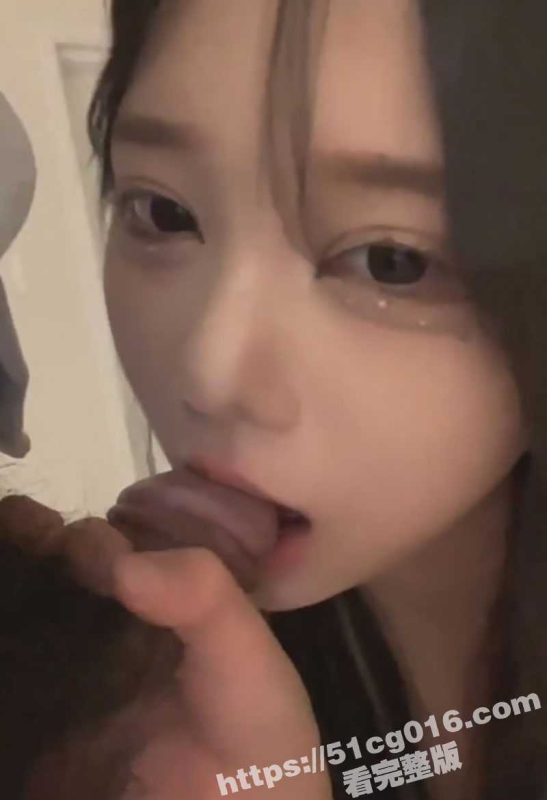 万人求的极品网红脸美女 被主人的大屌操到呈现阿黑颜高潮脸！全程怼脸自拍打飞机必备良片！-51吃瓜网