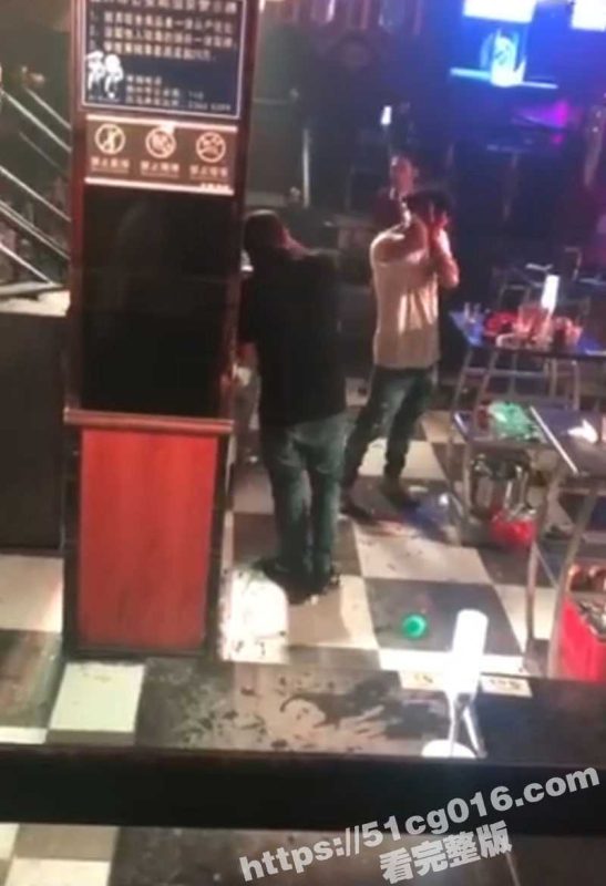 酒吧大乱斗 精神小伙酒吧发生口角 最终演变为道具大乱斗！-51吃瓜网