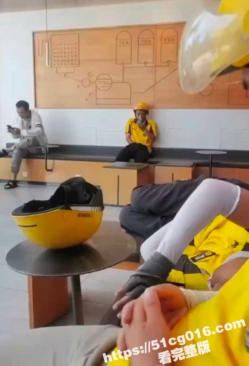 外卖小哥等餐时在公共场合将手伸入裤子中打飞机 惹争议！打完飞机再用这只手送外卖！ - 51吃瓜网-51吃瓜网