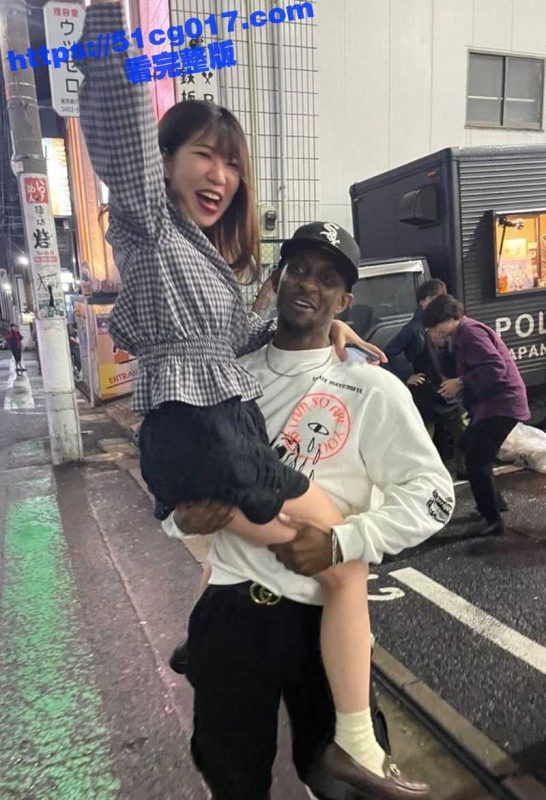 杭州极品反差女大学生 周青薇 私下竟是媚黑婊 被黑主人的大黑棍子将小穴都要撑爆了 来回抽插的骚逼都操的翻皮了！-51吃瓜网