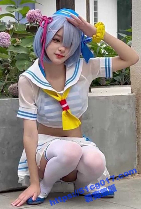 漫展抄底偷拍泳装蕾姆 可爱颜值娇小身材 蓝色条纹内裤 裙底风光让人心驰神往！-51吃瓜网