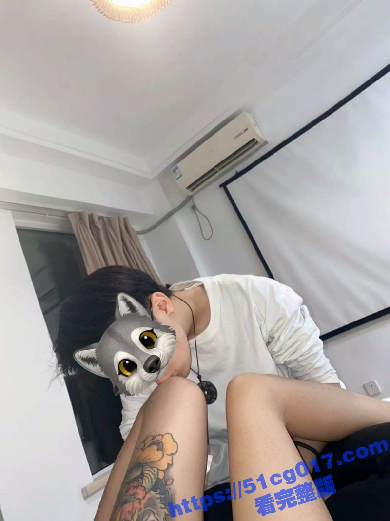 女同之间的啪啪 短发妹子手抖烟灰 穿戴假屌抽插调教女友 两个女的玩的真费劲 - 51吃瓜网-51吃瓜网