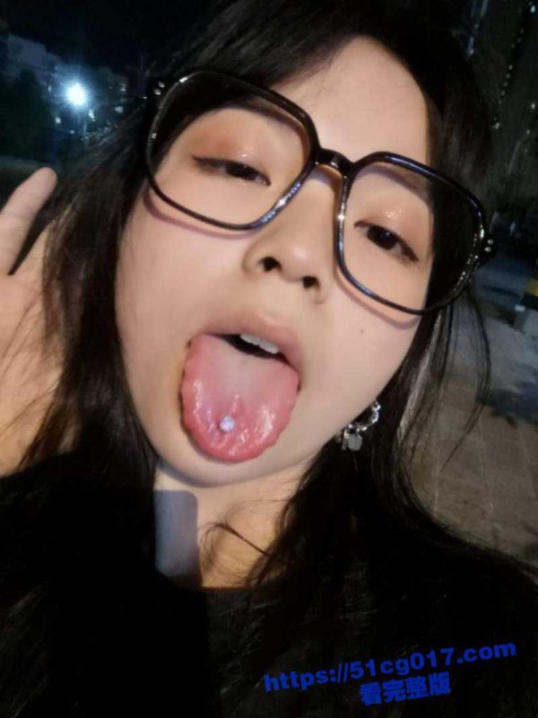 眼镜一戴骚气全开！19岁眼镜学生妹看见巨棒顿感开心 翘起肥臀享受巨棒深入蜜穴！-51吃瓜网