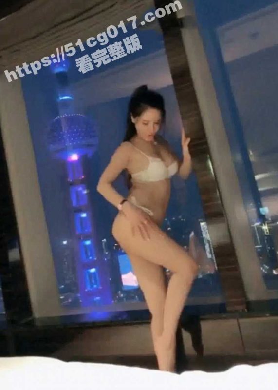 高价资源 上海性感网红5位数与土豪高级酒店淫乱3P 学生装、性感泳衣求肏 对白超级淫荡!-51吃瓜网