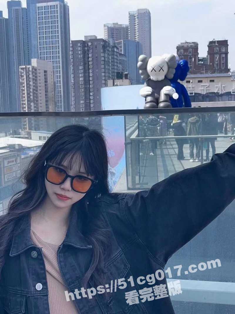 瓜友投稿 趁女朋友酒醉诱骗女友穿黑丝与好兄弟在酒店3p 俩人前后夹击对女友一顿输出 - 51吃瓜网-51吃瓜网