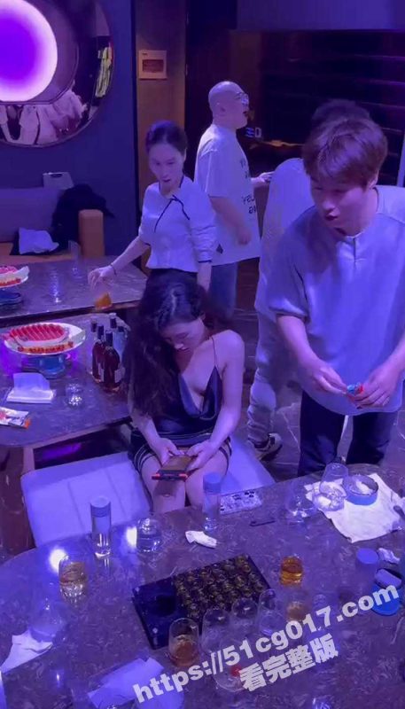 美女 先别玩手机了 你奶子和逼逼都露出来了！气质美女出门不穿内衣裤直接来KTV浪 这也奔放 太骚了吧-51吃瓜网