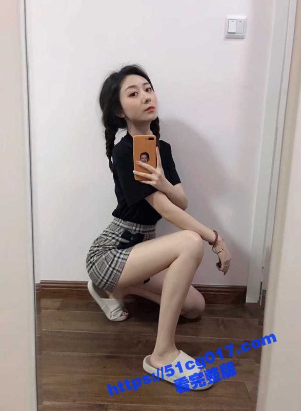 哈尔滨知名游戏女主播汪语彤 和网友约炮被男友发现 曝光之前做爱视频 小母狗被男友拴链子打皮鞭爆操!!!-51吃瓜网