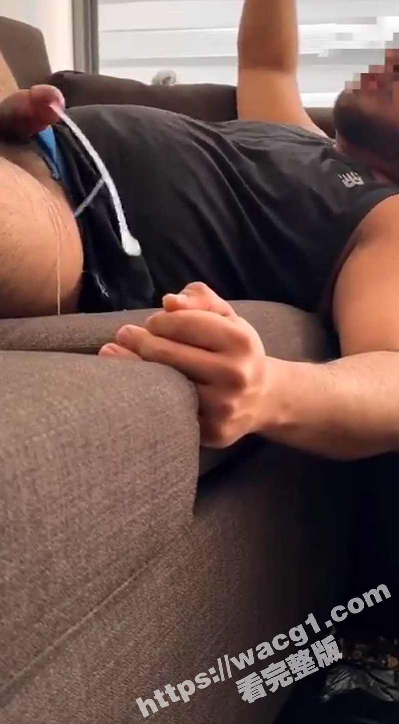 我滴个乖乖 真的有这么多的精液吗?老外躺在沙发上喷了一地的精液 真不怕精尽人亡啊 太令人震惊了 - 51吃瓜网-51吃瓜网