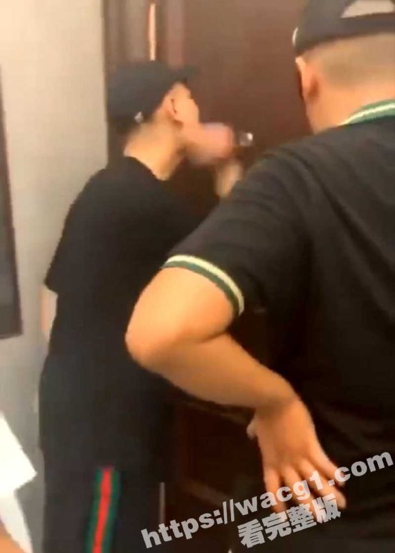 离了个大谱！ 成都绿帽老公带兄弟抓奸 居然发现淫妻正在跟两男玩多P 骚货你玩的够狠！-51吃瓜网