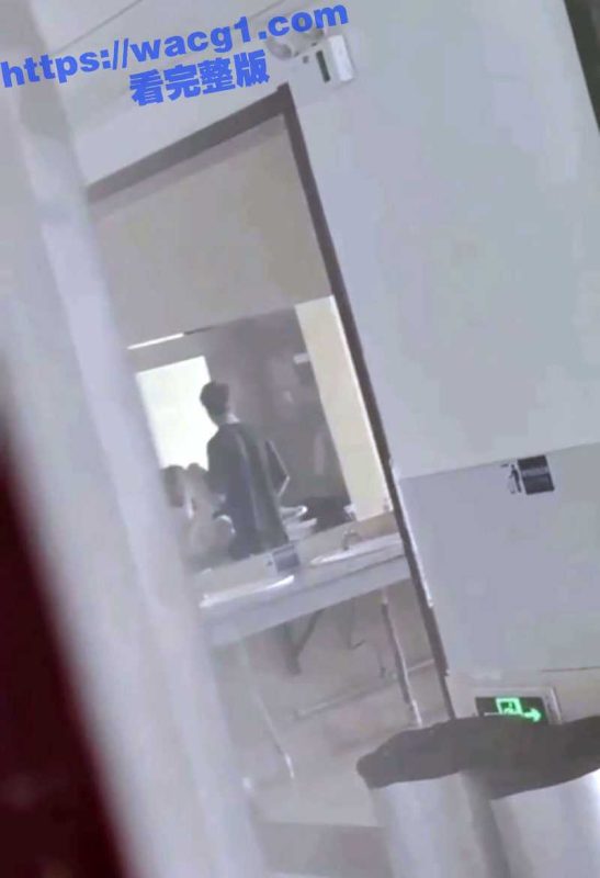 天津美术学院大二学生妹 张雯玥 趁着放假期间喊男友来学校男厕所洗手台上疯狂！年轻就是会玩！-51吃瓜网