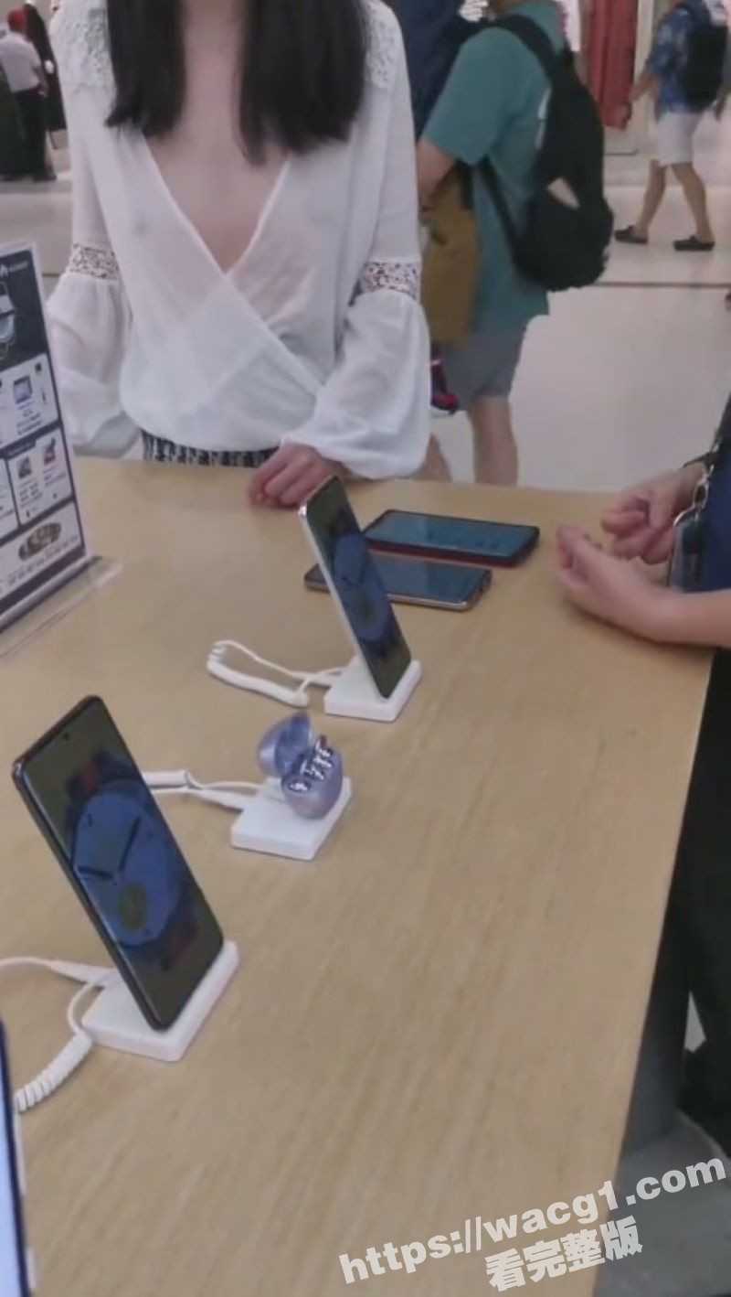 情人节华为旗舰店 一女子真空在华为手机店露出 疑似主人给的任务 给销售眼睛都看直了 - 51吃瓜网-51吃瓜网