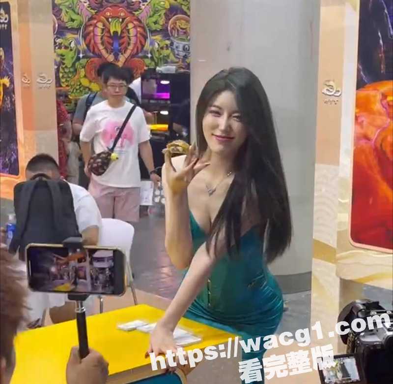 上海龟展现场 性感模特现场展示乌龟 别说还真是丰满性感呢 好想包养一只小龟龟哦-51吃瓜网