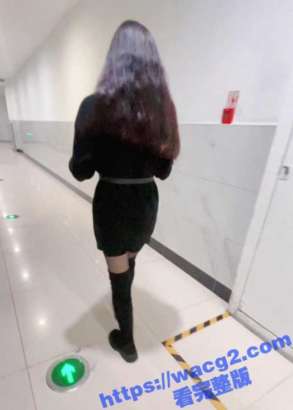 强拽骚母狗男厕调教，按在小便池后入爆操 保洁阿姨进来也没舍不得拔出来  超级刺激！-51吃瓜网