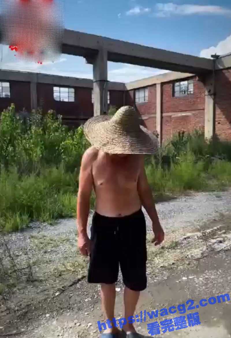 农村老大爷小时候没玩过抽陀螺 这次带他玩点不一样的“抽母狗”大爷还真的是人老心不老 牵着母狗就要走！ - 51吃瓜网-51吃瓜网