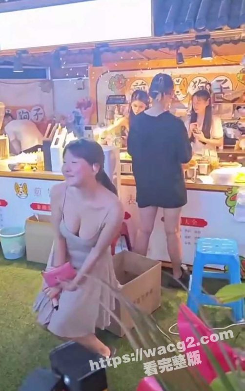 长的好看不想排队的小仙女 被爆已经签约MCN公司 穿同款低胸吊带裙搔首弄姿变成网红开启直播生涯!!-51吃瓜网