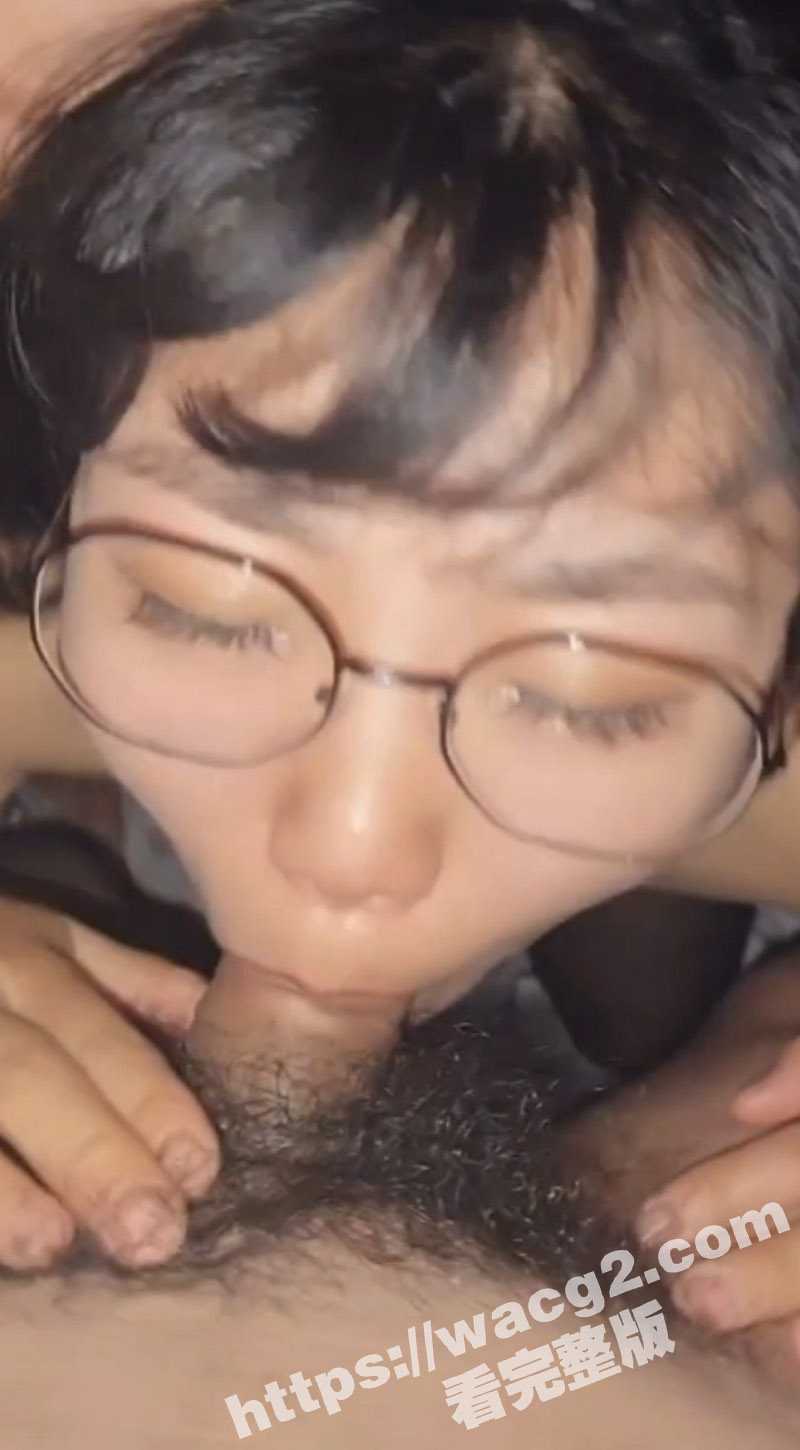 闷骚眼镜女友被男友强制跪舔深喉 接着后入巨龙撞击极品蜜桃臀开档黑丝 把女友操到秒变嘤嘤怪 - 51吃瓜网-51吃瓜网