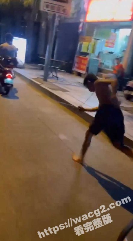 这是什么恶魔父亲？桂林象山区街头 男孩遭父亲用铁链拴住脖子绑在电动车上拉着跑 随后被人截住报警-51吃瓜网