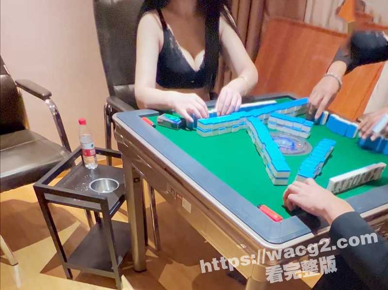 海角绿帽大神 带极品娇妻群P聚会 吃饭K歌喝多后打脱衣麻将 最后被3个大汉轮流口爆颜射！！-51吃瓜网