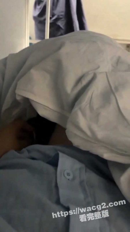 寂寞少妇在火车上自慰被隔壁床的发现 在人来人往的火车上被无套中出 这少妇淫叫声估计整个车厢都能听到吧-51吃瓜网