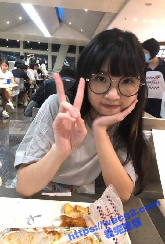 骚女友自拍 甜美型清纯眼镜妹 日常自拍 翻白眼吐舌展示身材 她男友可真性福!-51吃瓜网