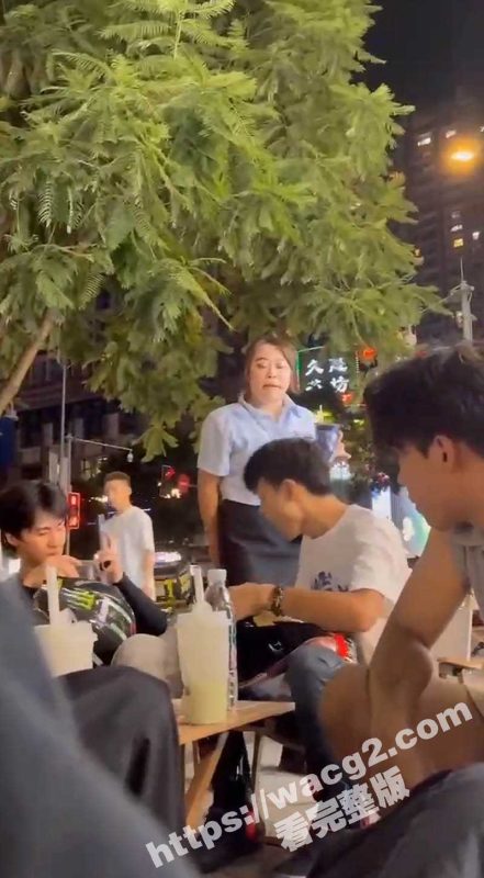 重庆观音桥步行街 一小仙女向男生泼水挑衅后遭到暴打 被打到人仰马翻 底裤露出 这回算是被打老实了-51吃瓜网