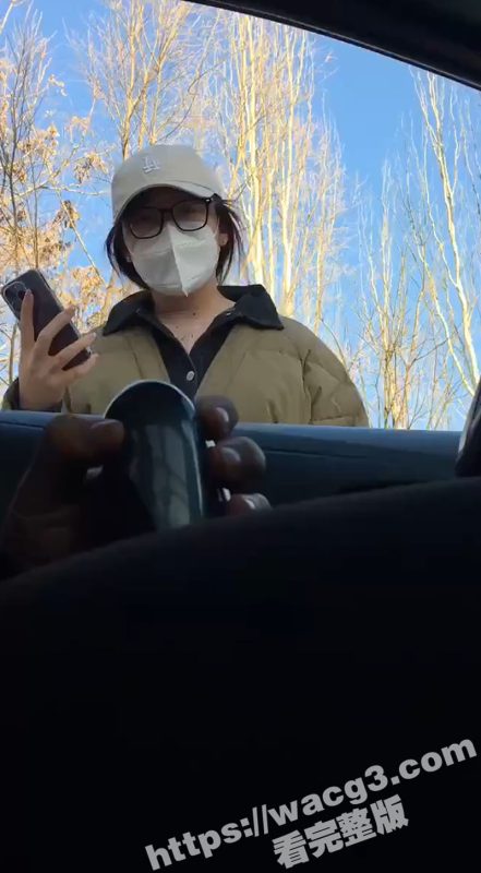 变态在车内搭讪美女 让她扶飞机杯帮自己打飞机 美女犹豫再三后 决定还是要发扬助人为乐的优良传统-51吃瓜网