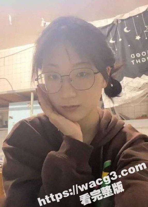 湖北荆州长江大学反差学妹 何冰珂 上课给男友发裸照解馋 下课就宿舍求操 超大性瘾 骚穴一天不被操都难受！-51吃瓜网