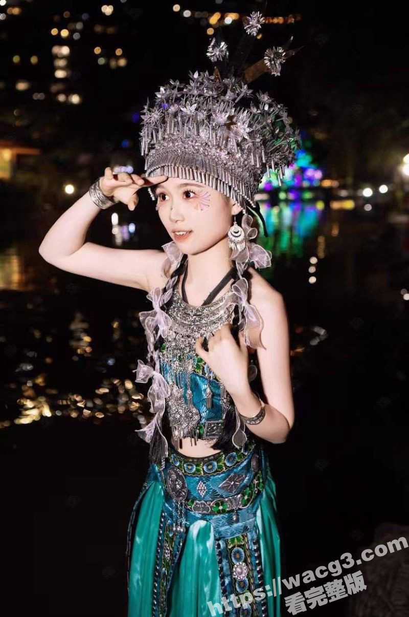 最近超火的云南少数民族嫩妹 也沦为有钱人的小母狗了 心甘情愿跪地口交 对镜头比耶 - 51吃瓜网-51吃瓜网