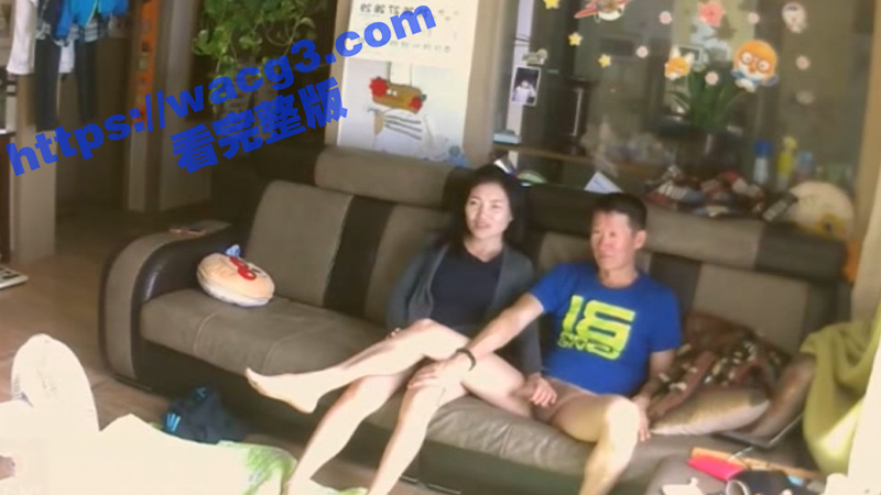 造孽呀！大鸡巴公公与儿媳偷情乱伦 骚儿媳撸硬鸡巴就主动坐上去摇 从地上干到沙发 最后居然还内射-51吃瓜网