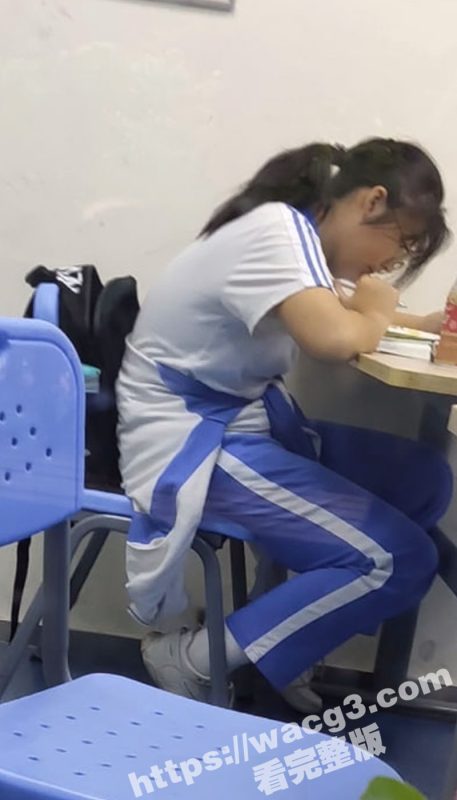 妹妹的成人礼！18岁的妹妹马上就要上大学 作为哥哥能给她最好的成人礼就是无套操翻她的粉鲍-51吃瓜网