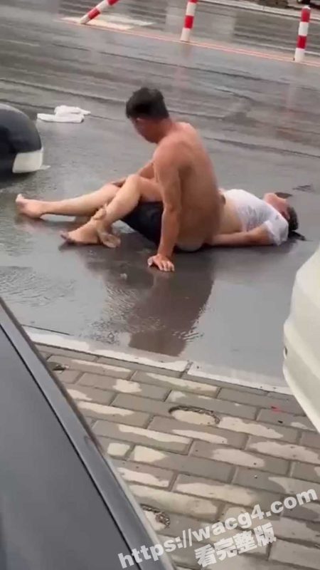 虎女大街上强行与老公做爱 并直言让路人看！大哥裤子都被脱一半了 实在不行就从了她呢？-51吃瓜网