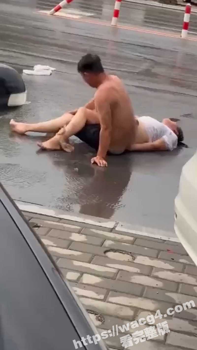 虎女大街上强行与老公做爱 并直言让路人看!大哥裤子都被脱一半了 实在不行就从了她呢? - 51吃瓜网-51吃瓜网