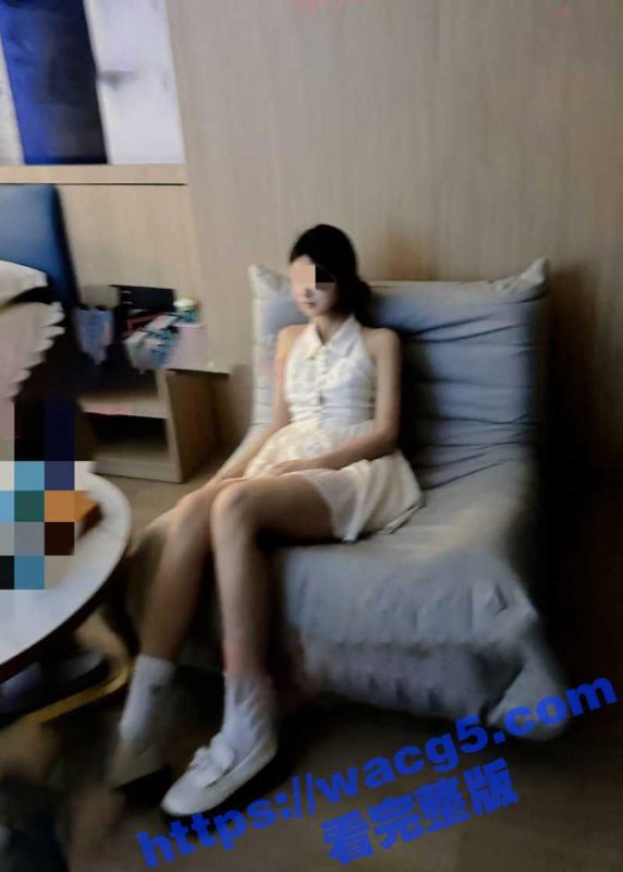 一条新款项链搞定妹妹闺蜜 带到酒店喝酒聊天 清纯小嫩妹酒后性起 开启操逼模式 白虎嫩穴又紧水又多极具诱惑!-51吃瓜网