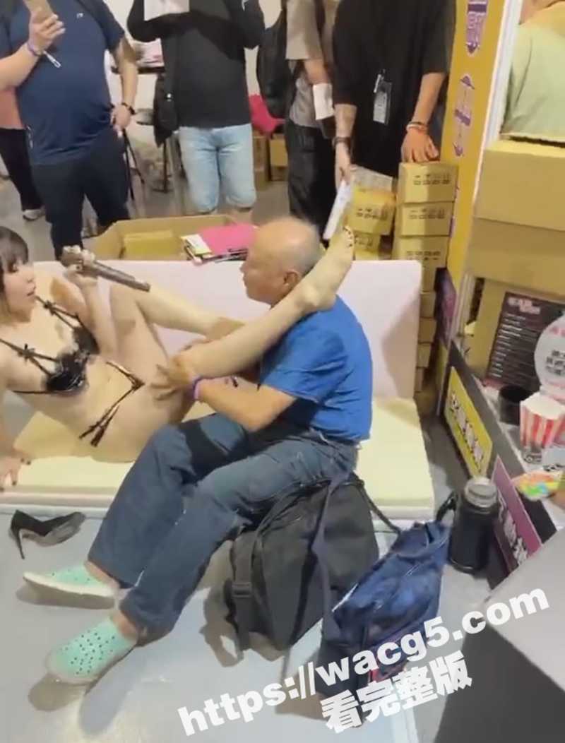 台妹成人展白发老头搞嫩妹 抓着脚就是一顿猛舔玩得挺花 你大爷还是当年的大爷 - 51吃瓜网-51吃瓜网