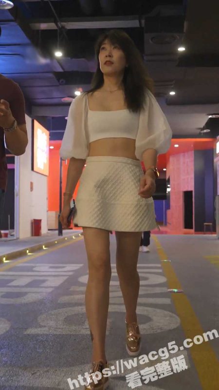 夜市抄底 长腿翘臀人妻穿透明丁子裤 宽松超短裙犹如摆拍 一街的竟有这么多透明内裤！-51吃瓜网