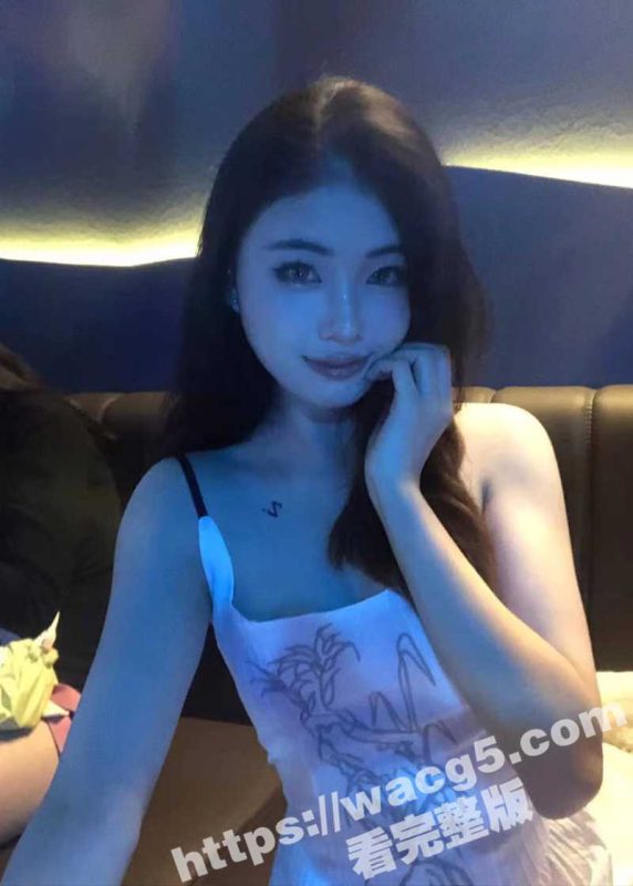 成都23岁高颜值反差婊 汪苏琴 厕所里露脸露逼骚拍小视频 献给偷情炮友 被同事发现后曝光 纹身绝对实锤！-51吃瓜网