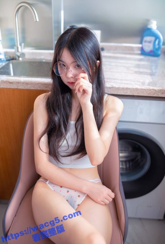 素人渔夫万元定制私拍 眼镜清纯美少女林书辞 可爱草莓内裤 白丝足交足射！-51吃瓜网