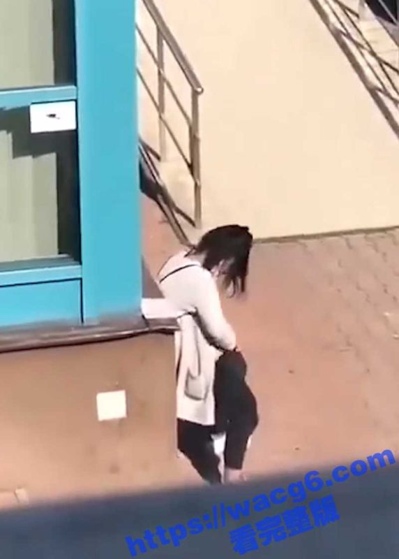 论整活还得是外国妞们！洋妞逼痒了 直接当在大街上淫荡自慰 不惧路人指点主打的就是一个刺激！-51吃瓜网