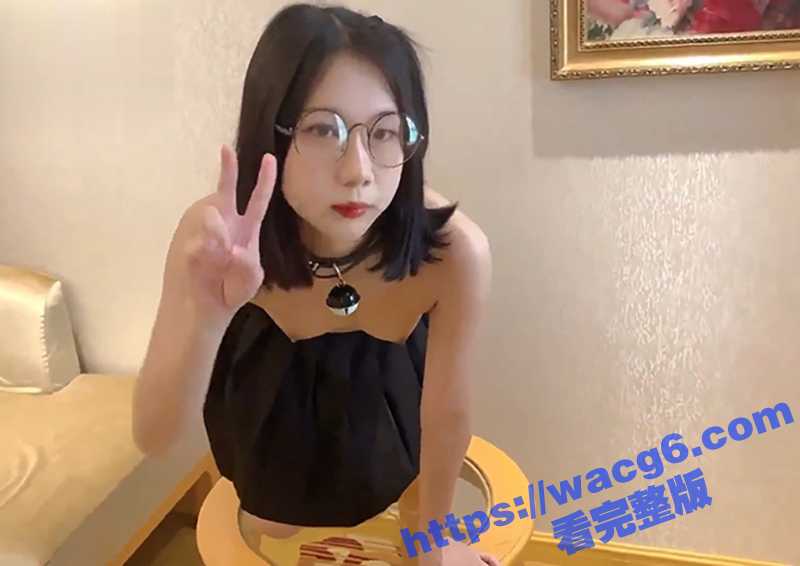 可爱白嫩眼镜妹 颜值清纯身材极品 被大叔忽悠到酒店做爱 无套暴力打桩 都给妹妹操哭了-51吃瓜网