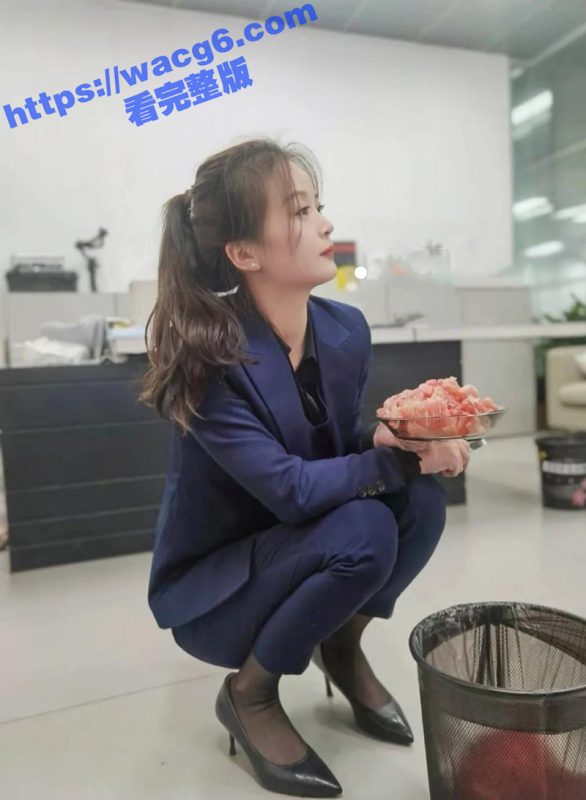 广东顺德奔驰女销售 上班穿黑丝勾引客户 只要肯下单逼随便操  最终被客户骗炮操完没买车委屈哭了  ！-51吃瓜网