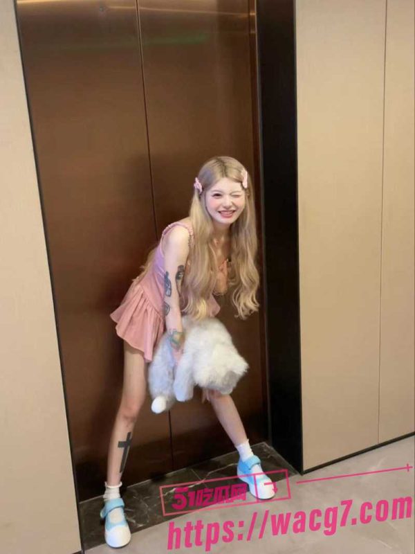 UC性感女神娜娜 原网易CC嫩妹尤物级主播 加了微信就给发裸照 不仅被大哥干 还会去找男模干自己-51吃瓜网