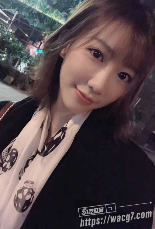 真实绿帽淫妻 极品少妇黑丝加持 配合单男各种暴力抽插 绿帽奴只配在边上拍视频！-51吃瓜网