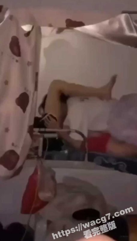 女生宿舍的秘密 职校学生妹 在宿舍互相舔逼被室友拍下全过程！这真刺激啊！学生妹的性瘾都这么大吗？-51吃瓜网