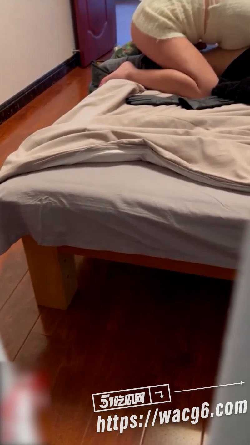 绿帽奴偷看自己老婆和别人偷情做爱 在门边一遍偷窥一遍打飞机 这比坐旁边看要刺激多了 - 51吃瓜网-51吃瓜网