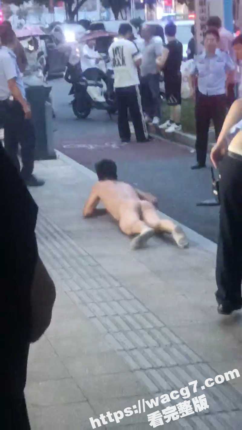浙江瑞安市 一男子赤身裸体 在人民医院路口 趴在地上蠕动 结果被警察带走 这是主人的任务么 - 51吃瓜网-51吃瓜网