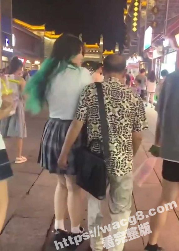襄阳古城 68岁老登大庭广众 摸女孩的隐私部位！豪横大喊 “摸一千个人都没人能管得了他”！-51吃瓜网