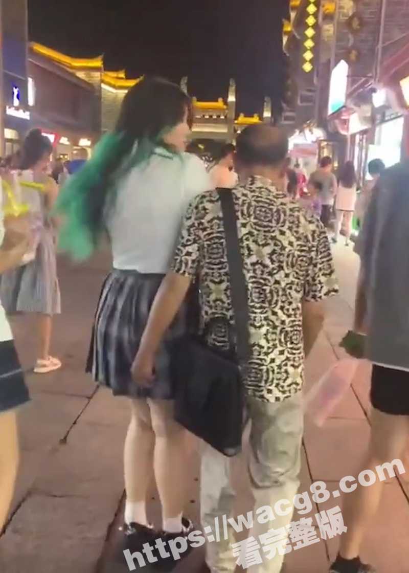 襄阳古城 68岁老登大庭广众 摸女孩的隐私部位！豪横大喊 “摸一千个人都没人能管得了他”！ - 51吃瓜网-51吃瓜网